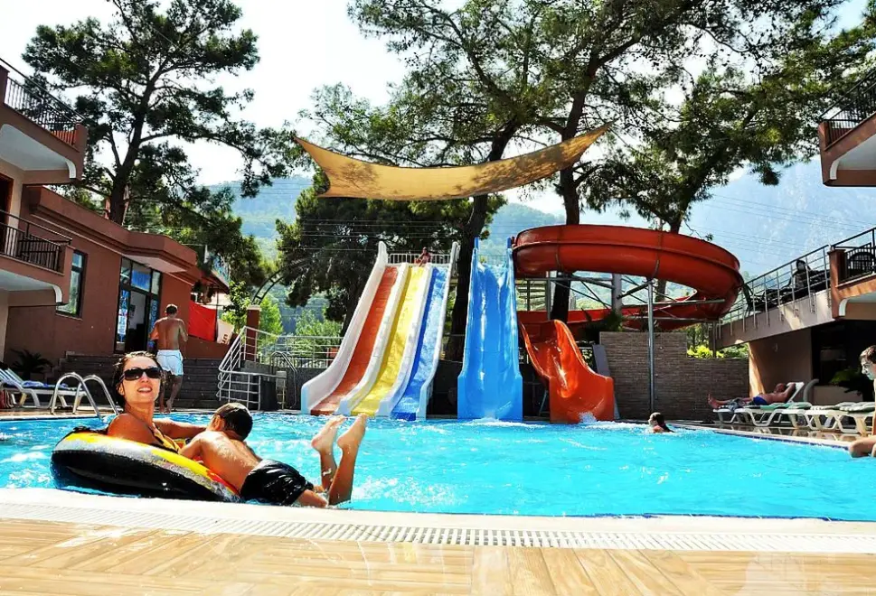 Basen w hotelu Aleria Belport Beach