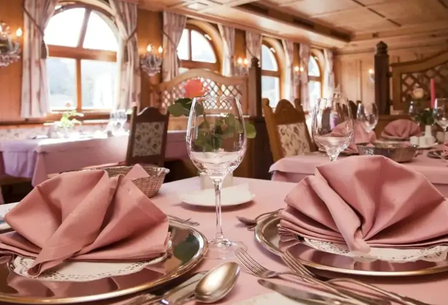Restauracja i jedzenie w hotelu Alpenhof Grainau