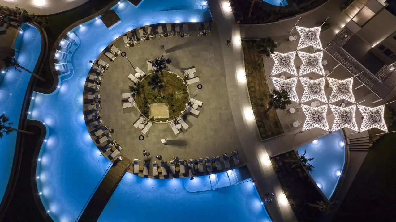 Basen w hotelu Amira Luxury Resort And Spa