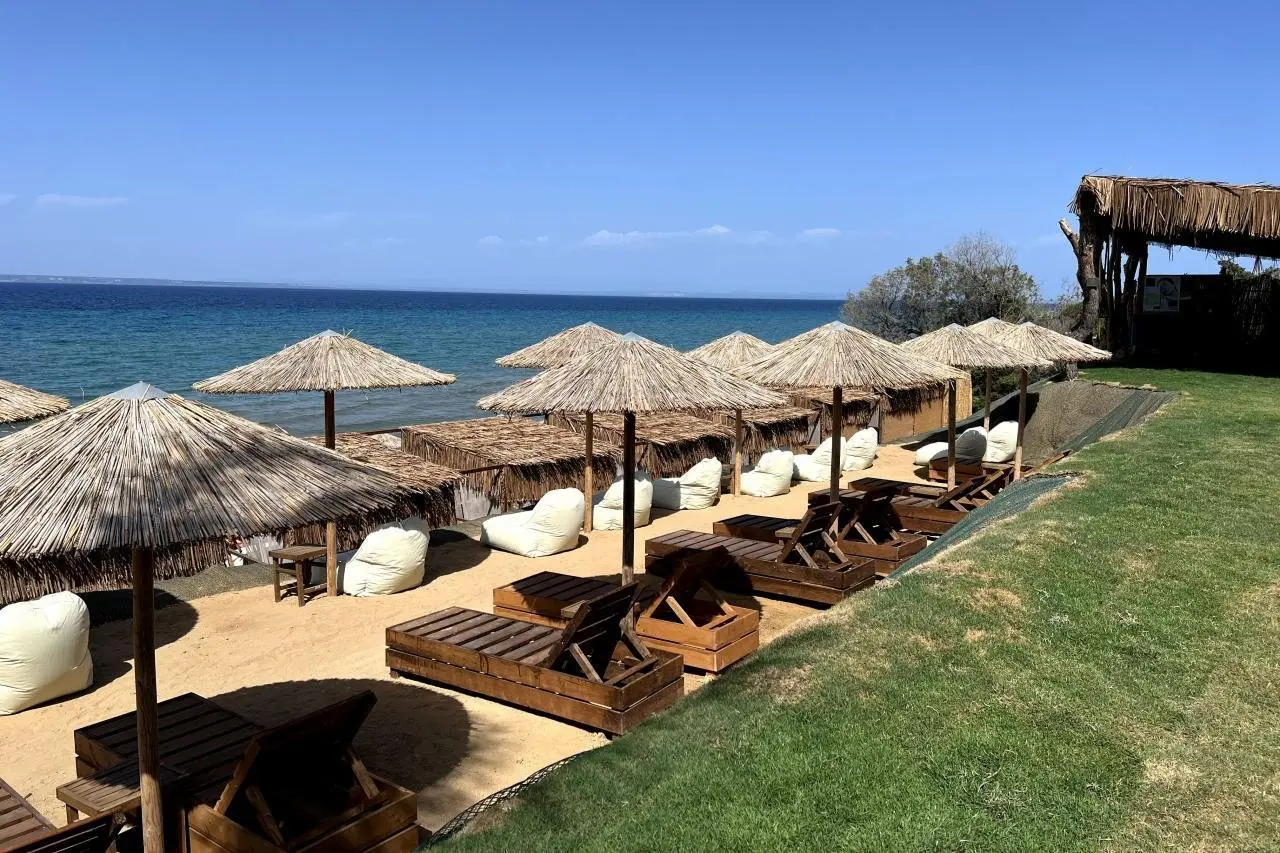 Plaża przy hotelu Arion Sea Front Apartments