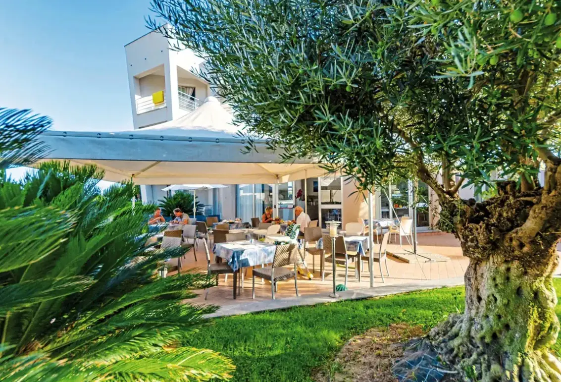 Restauracja i jedzenie w hotelu Astro Suite Hotel