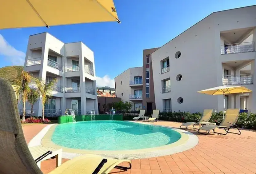 Basen w hotelu Astro Suite Hotel