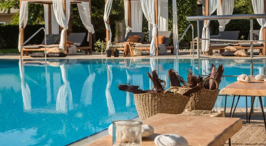 Basen w hotelu Avithos Resort