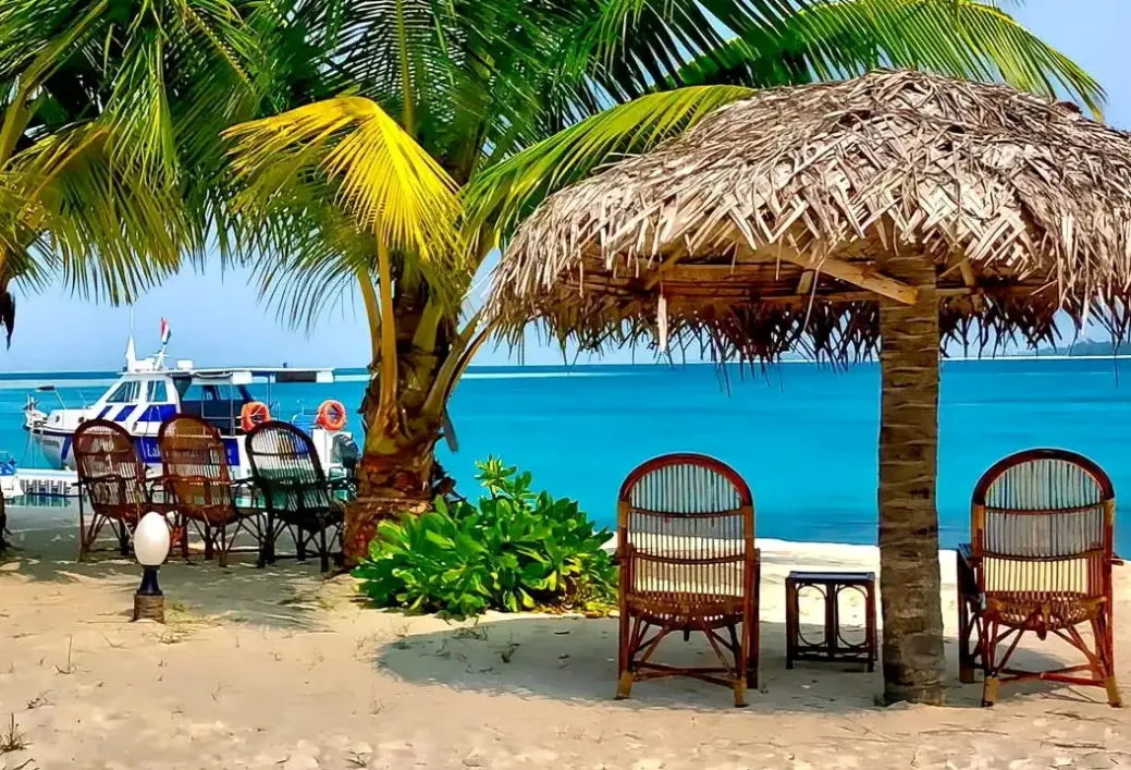 Plaża przy hotelu Bangaram Island Resort