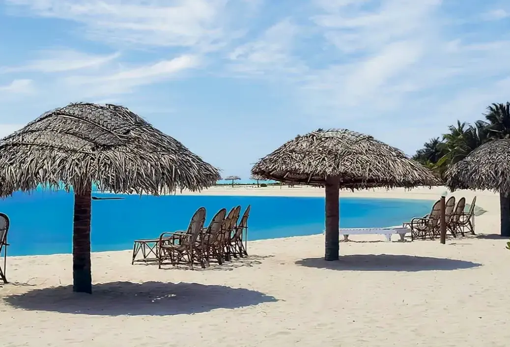 Plaża przy hotelu Bangaram Island Resort
