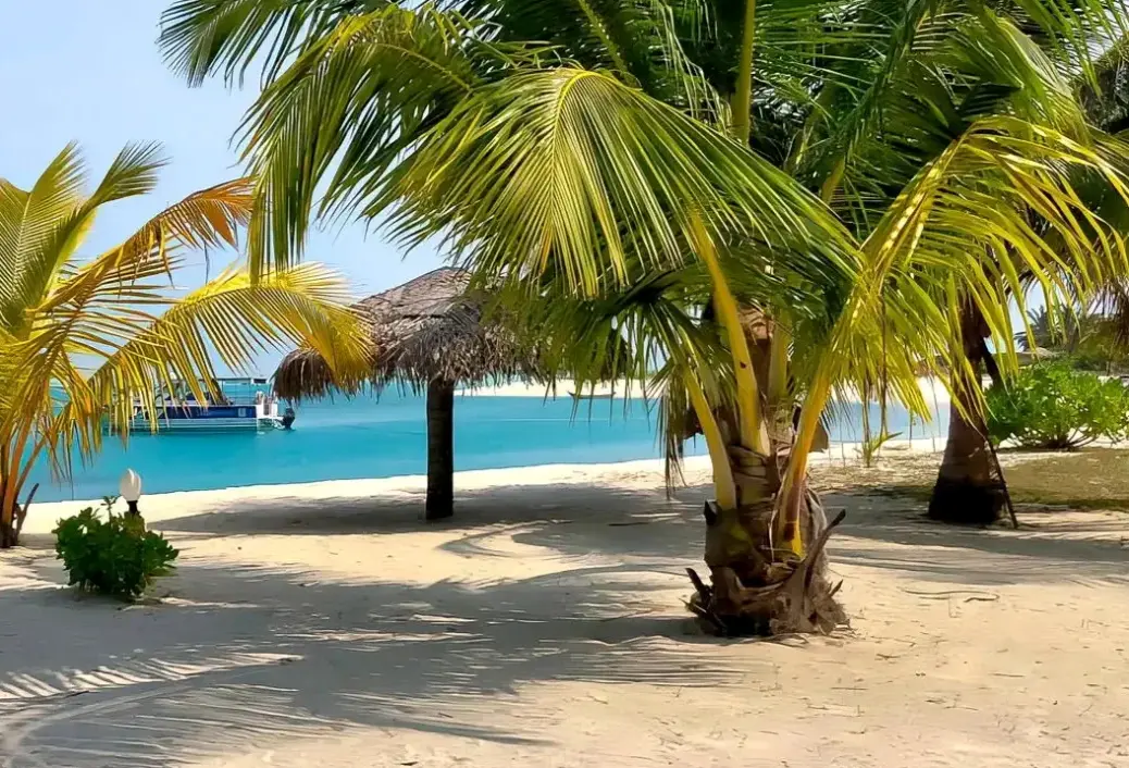 Plaża przy hotelu Bangaram Island Resort