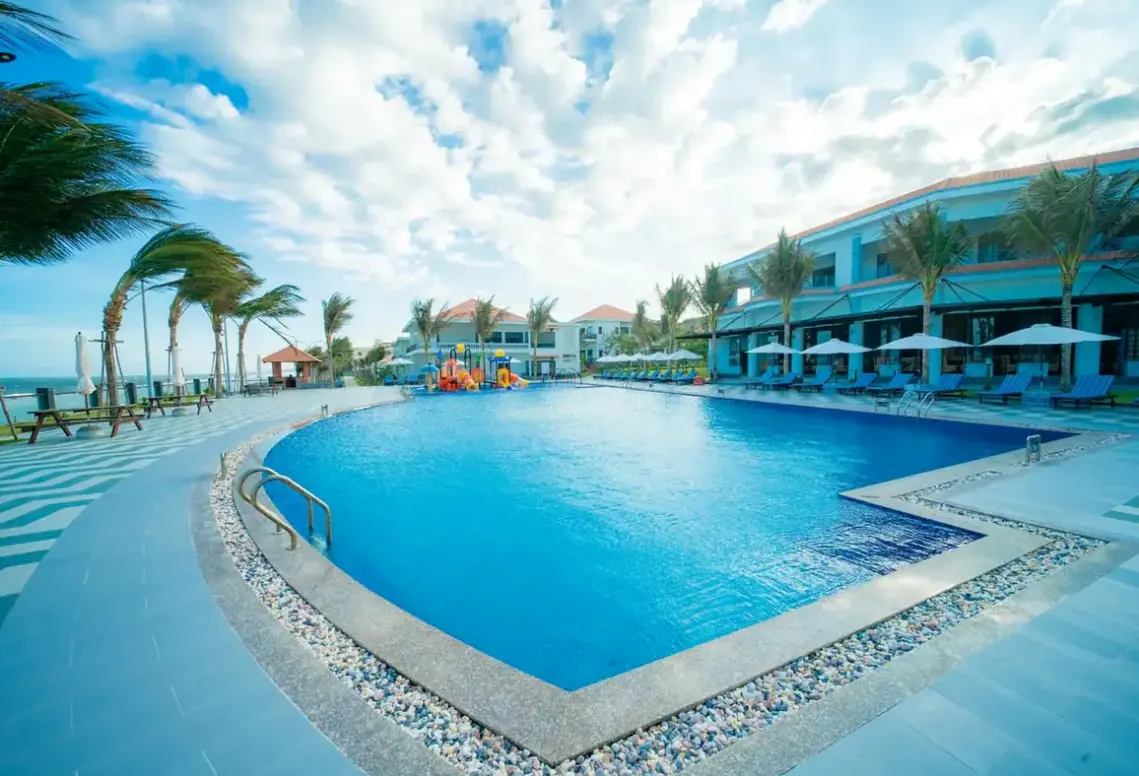 Basen w hotelu Blooming Lotus Resort