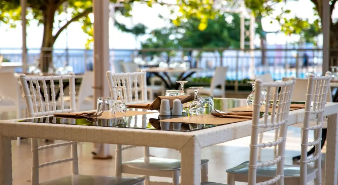 Restauracja i jedzenie w hotelu Buka Sandy Beach