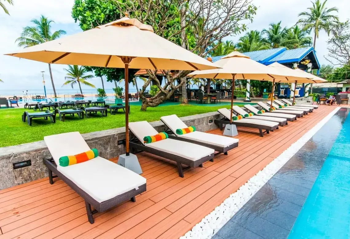 Basen w hotelu Camelot Beach