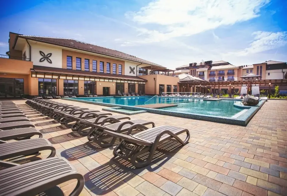 Basen w hotelu Caramell Premium Resort