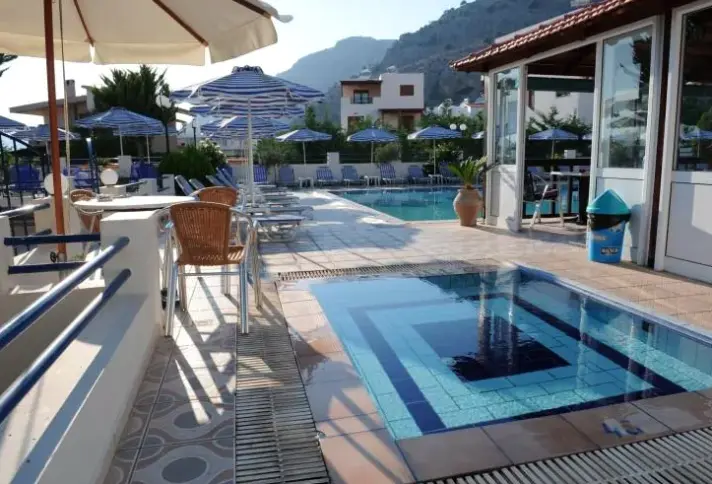 Basen w hotelu Chrysanthi (Pefki)