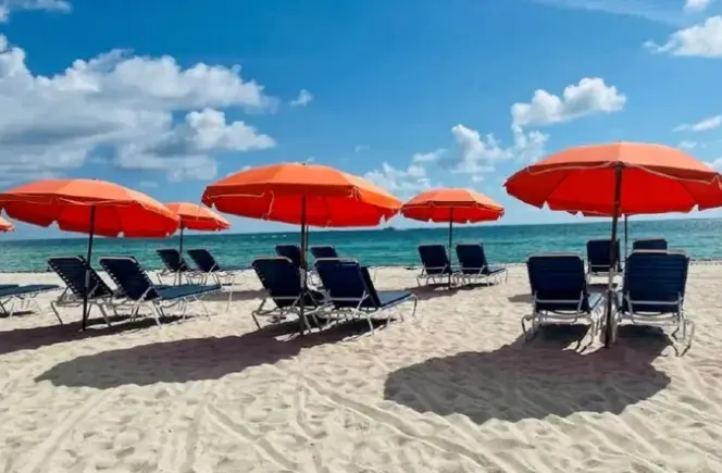 Plaża przy hotelu Circa 39 Hotel Miami Beach