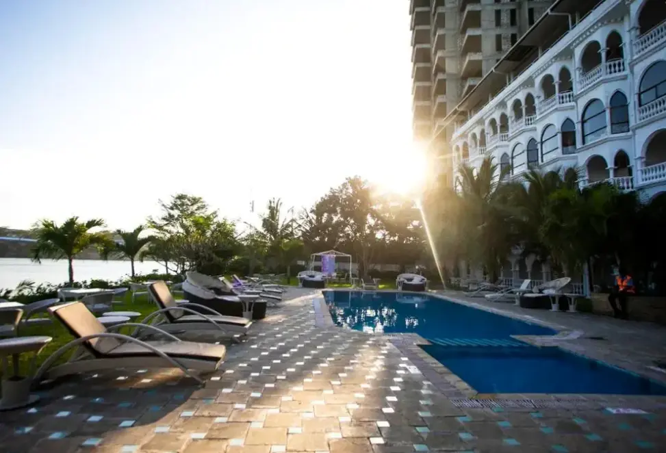 Basen w hotelu CityBlue Creekside Hotel & Suites