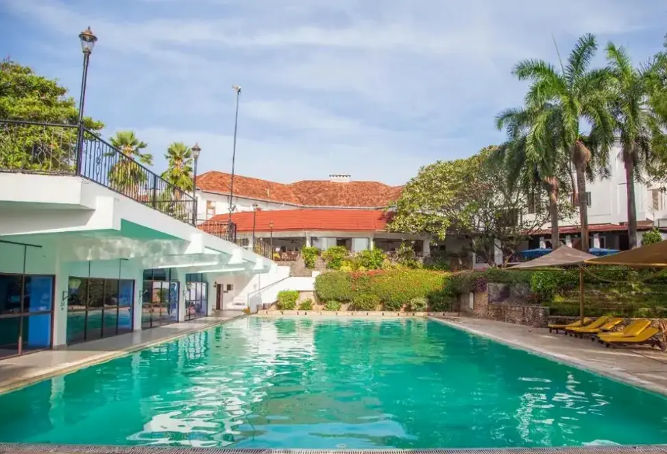 Basen w hotelu Cocoa Luxury Resort