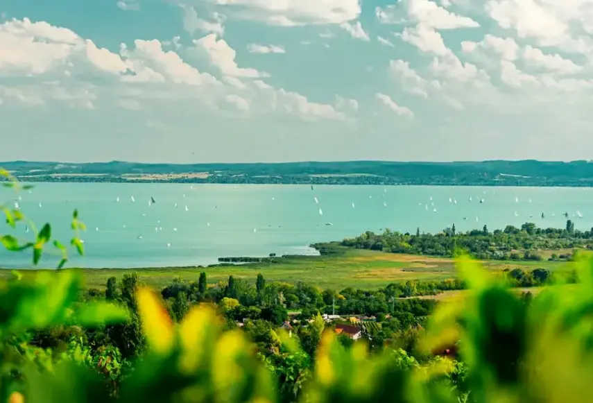Widok z hotelu Csopak Resort & Lake