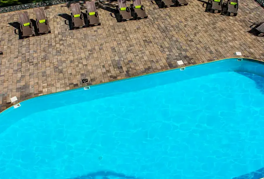 Basen w hotelu Csopak Resort & Lake
