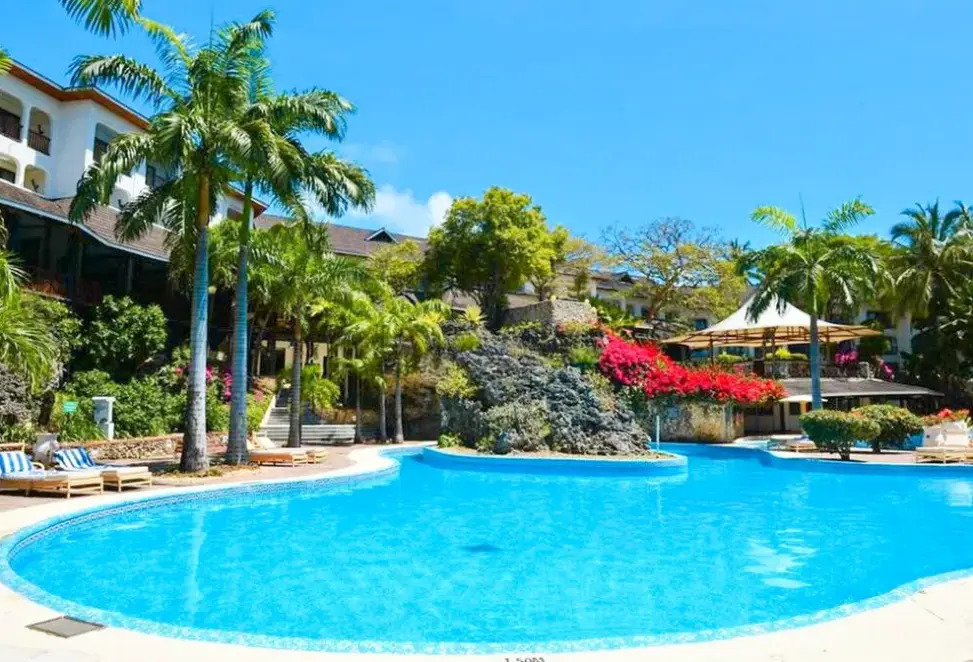 Basen w hotelu Diani Reef Beach Resort & Spa