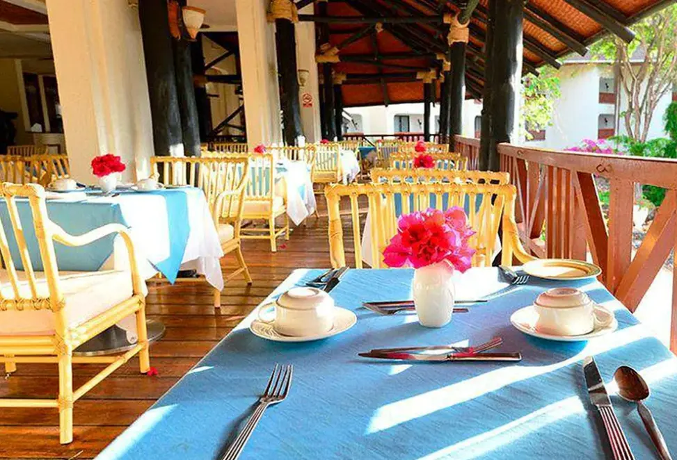Restauracja i jedzenie w hotelu Diani Reef Beach Resort & Spa