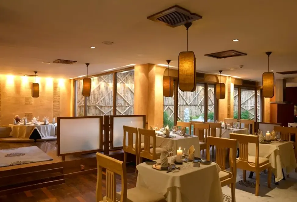 Restauracja i jedzenie w hotelu Diani Reef Beach Resort & Spa