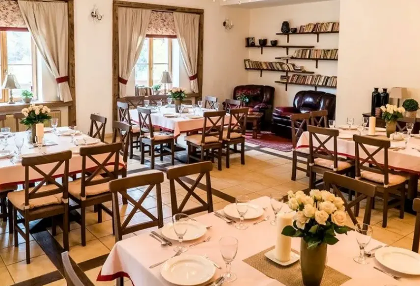 Restauracja i jedzenie w hotelu Dworek Szwajcaria