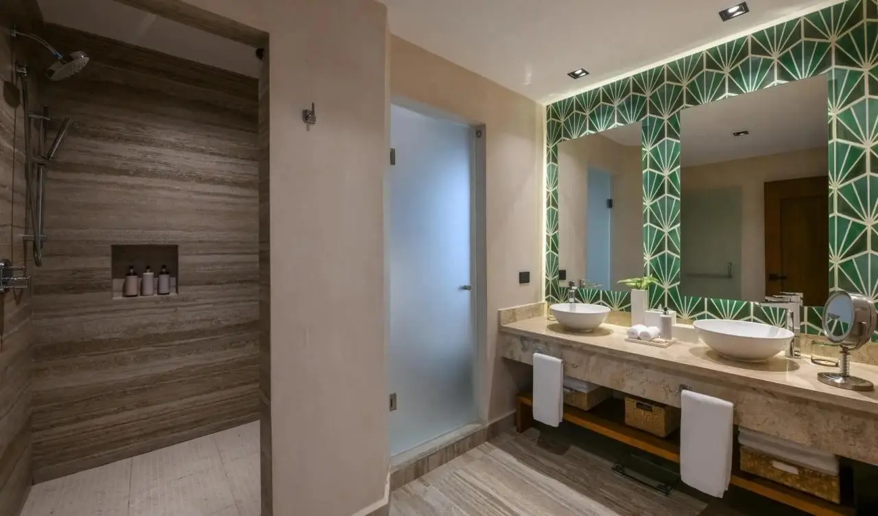 Łazienka w pokoju hotelu El Dorado Maroma