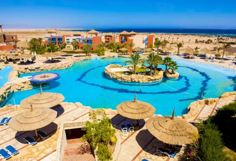 Basen w hotelu El Faraana Heights
