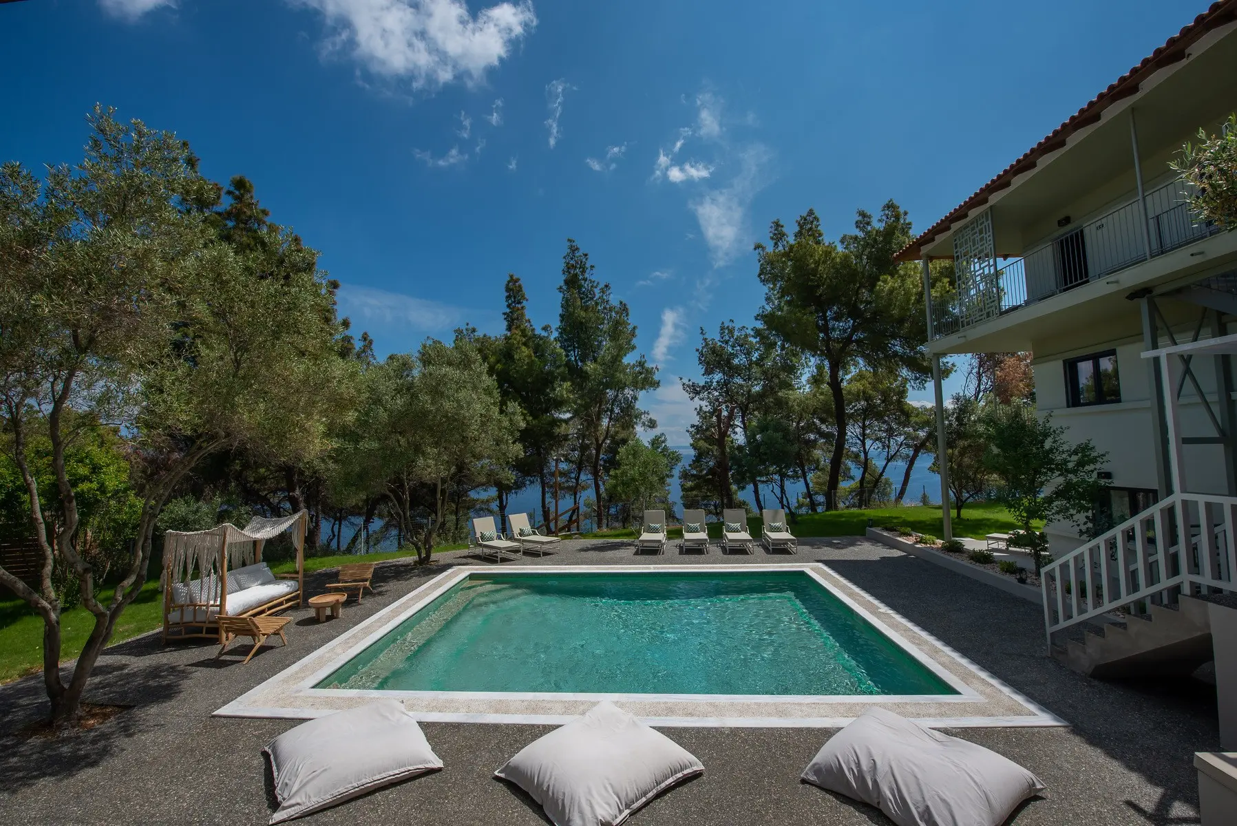 Basen w hotelu Elies 33 Bio Retreat
