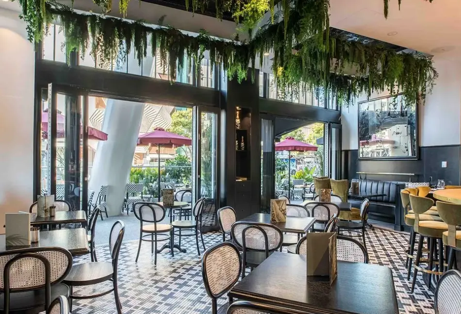 Restauracja i jedzenie w hotelu Emporium South Bank