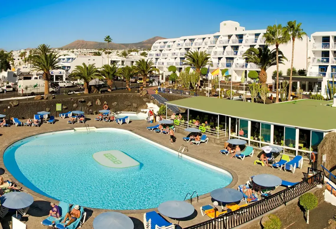 Basen w hotelu Ereza Los Hibiscos