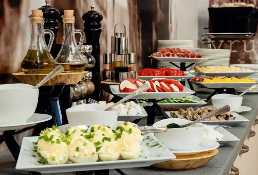 Restauracja i jedzenie w hotelu Falenty Biznes i Wypoczynek