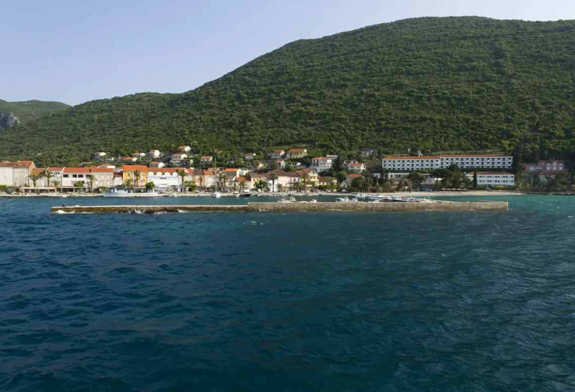 Plaża przy hotelu Faraon (Trpanj)