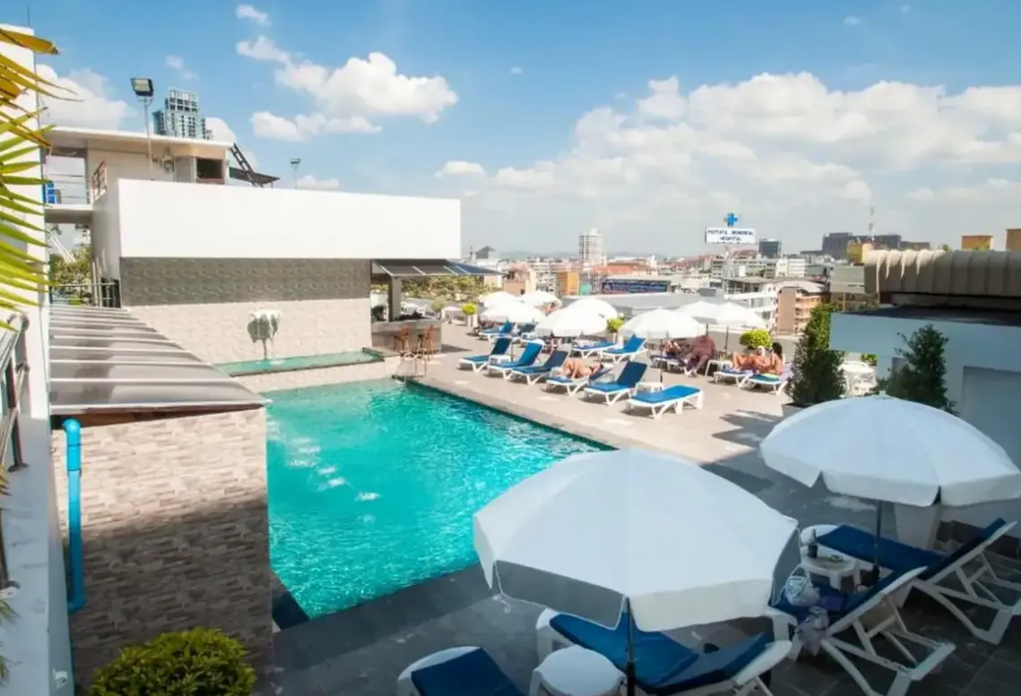 Basen w hotelu Flipper House
