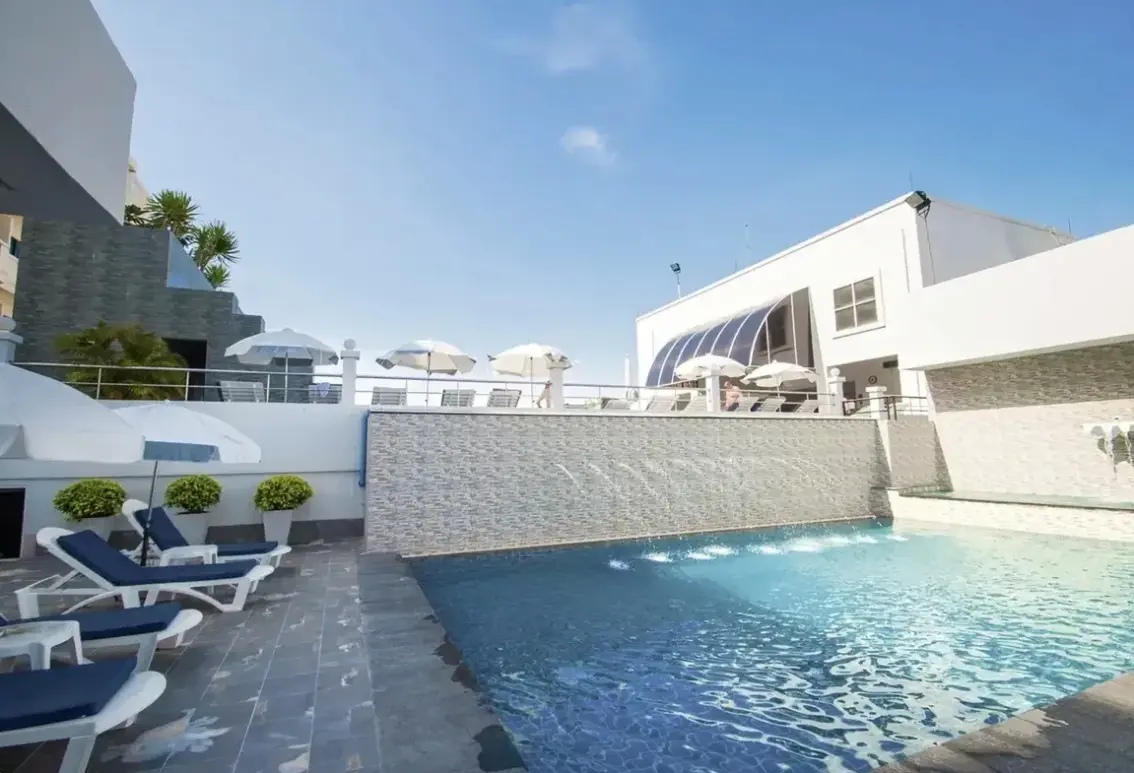 Basen w hotelu Flipper House