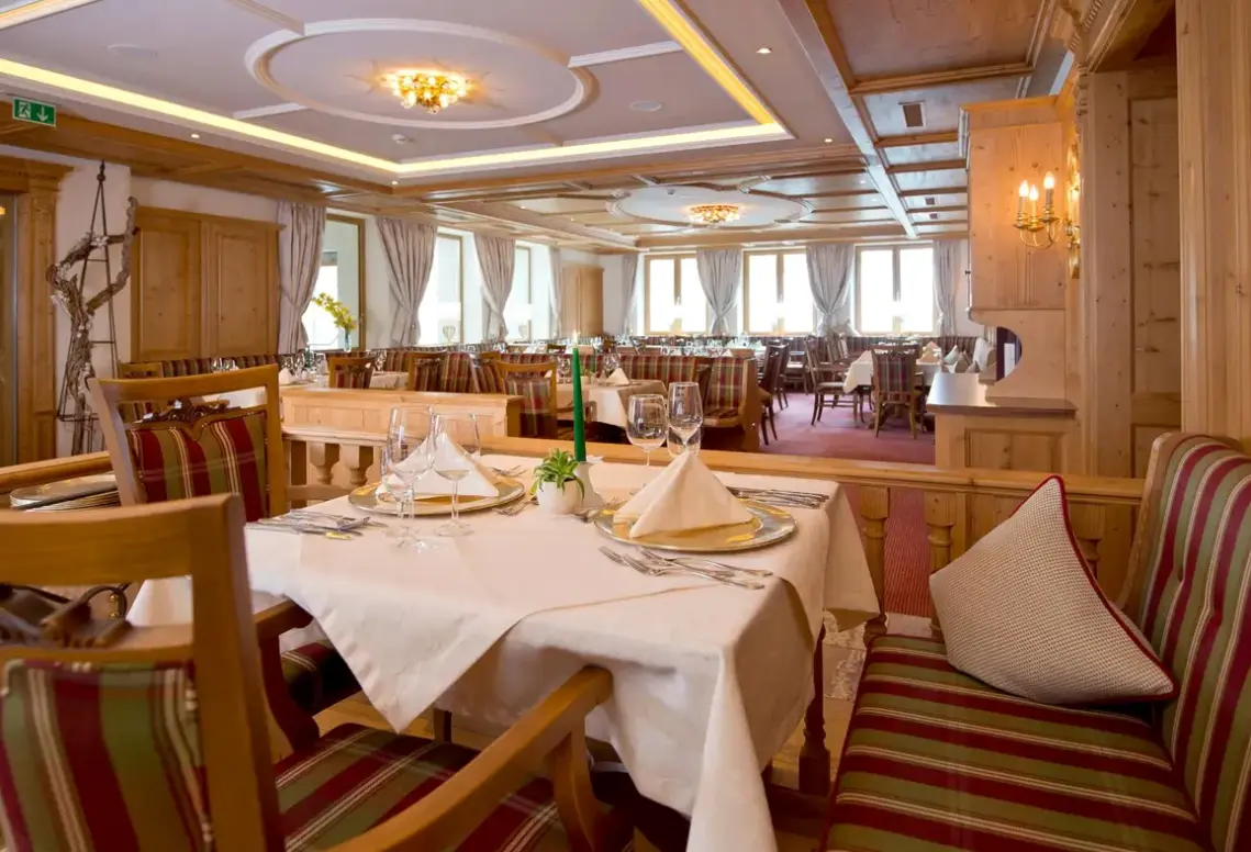 Restauracja i jedzenie w hotelu Fluchthorn Alpenresort (ex. Fluchthorn)