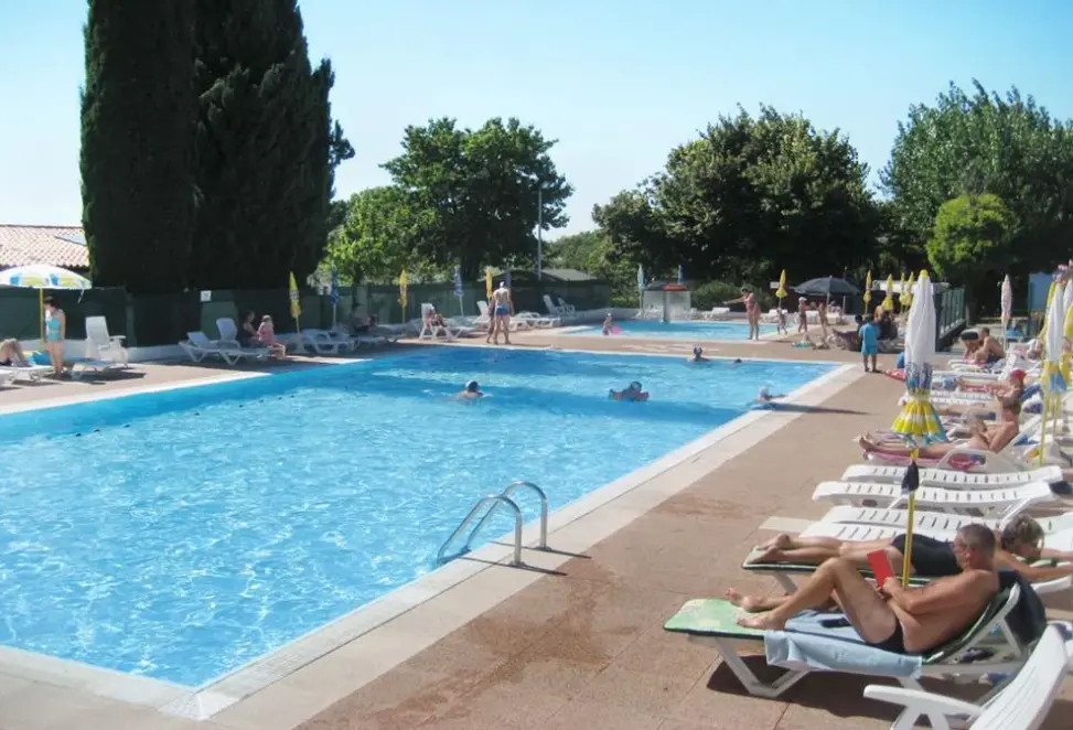 Basen w hotelu Fontanelle (Moniga del Garda)