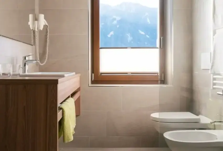 Łazienka w pokoju hotelu Gasthaus Post