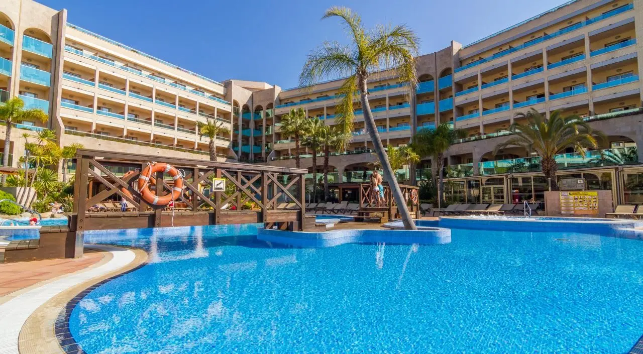 Basen w hotelu Golden Bahia De Tossa And Spa