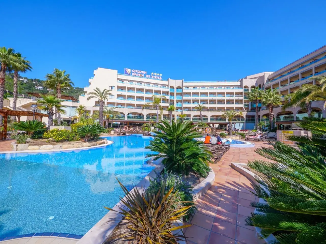 Basen w hotelu Golden Bahia De Tossa And Spa