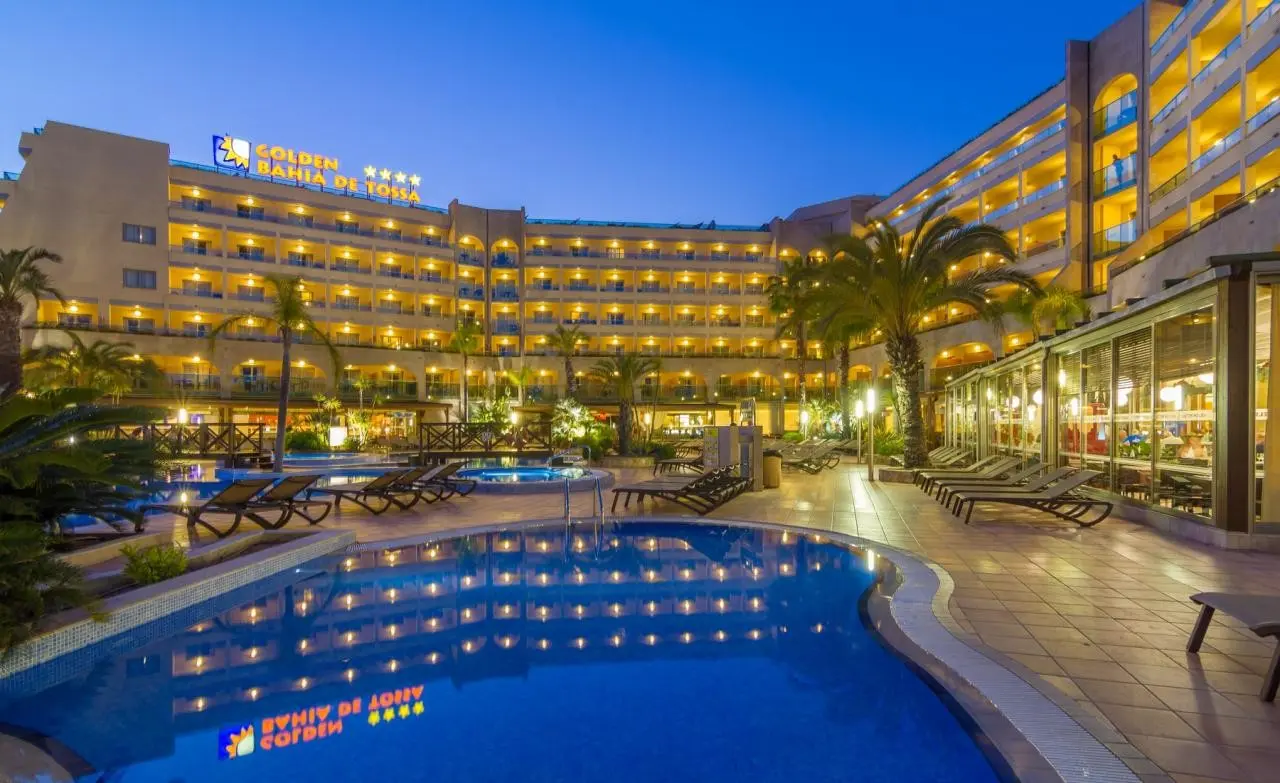 Basen w hotelu Golden Bahia De Tossa And Spa
