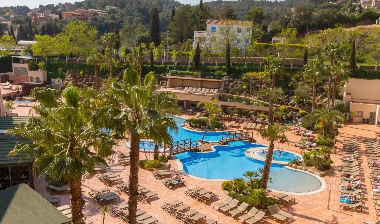 Basen w hotelu Golden Bahia De Tossa And Spa