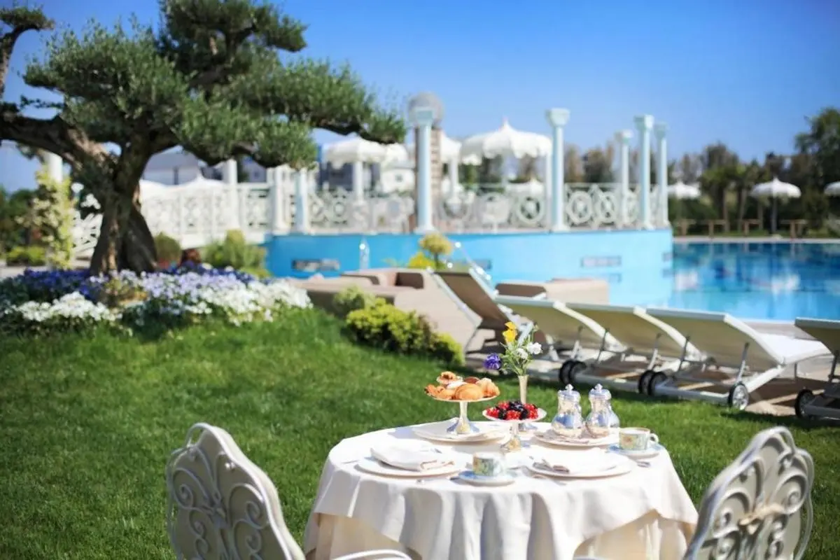 Basen w hotelu Grand Hotel Da Vinci