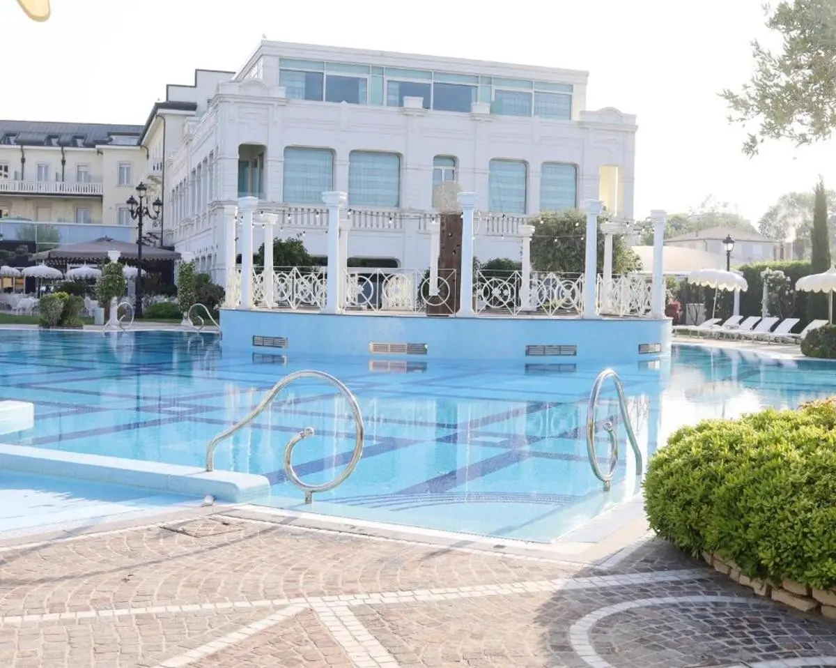 Basen w hotelu Grand Hotel Da Vinci