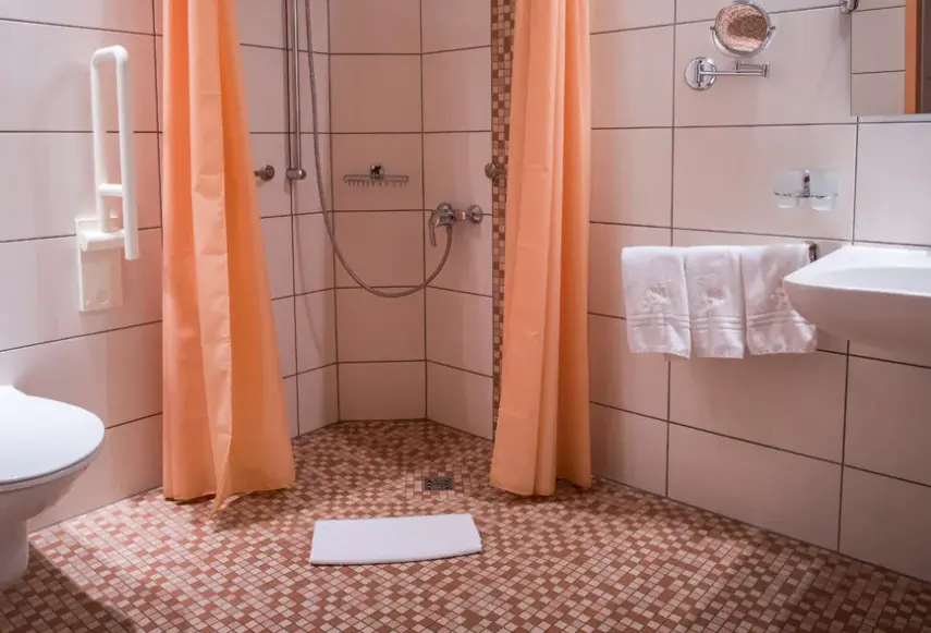 Łazienka w pokoju hotelu Gwarna