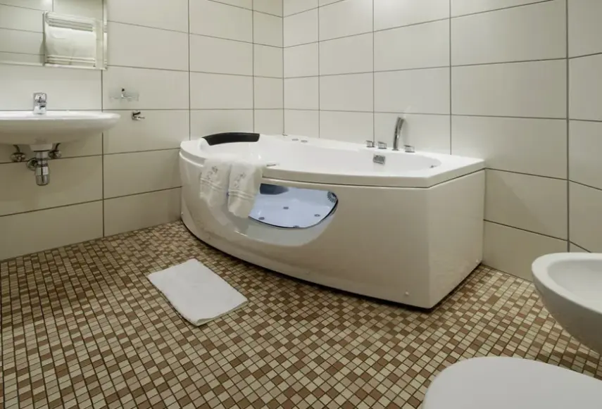 Łazienka w pokoju hotelu Gwarna