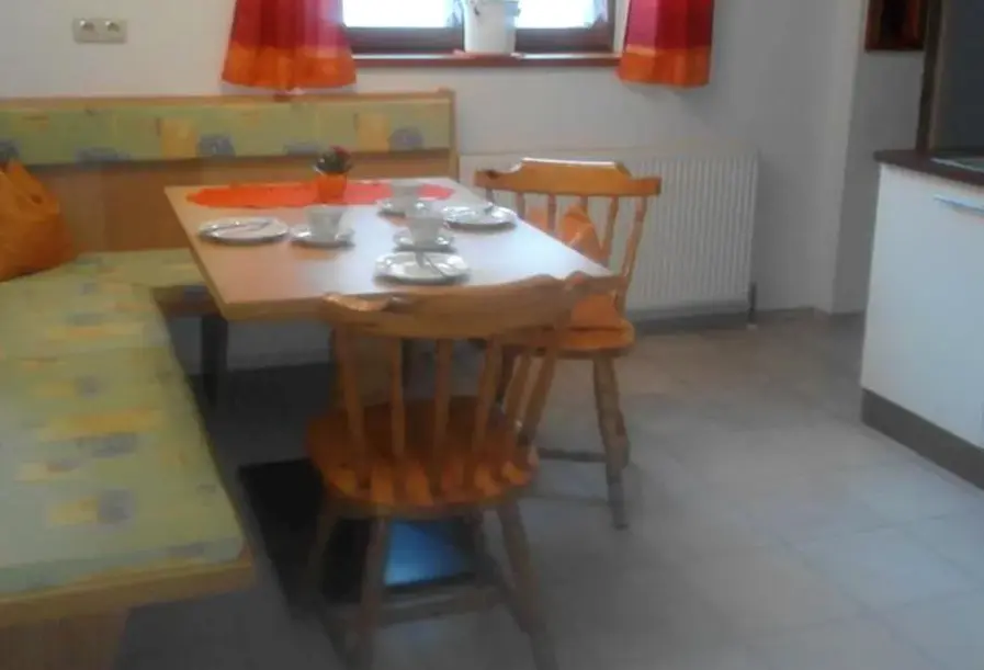 Restauracja i jedzenie w hotelu Haus Benedikt