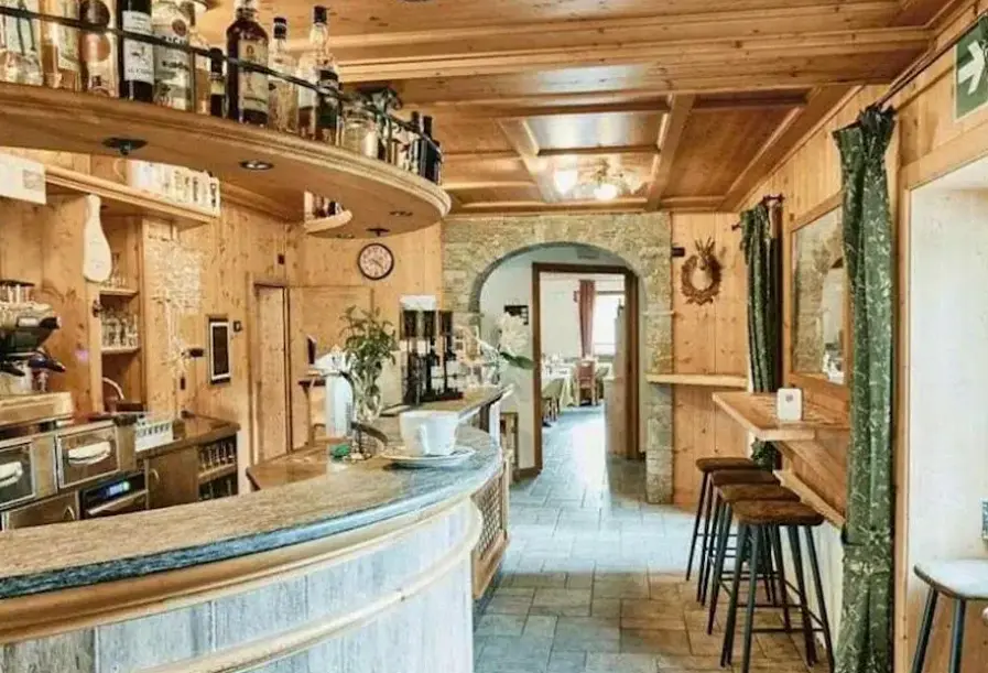 Restauracja i jedzenie w hotelu Hotel 2000 Eira