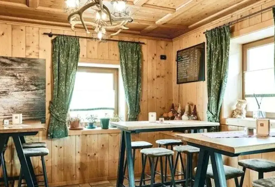 Restauracja i jedzenie w hotelu Hotel 2000 Eira