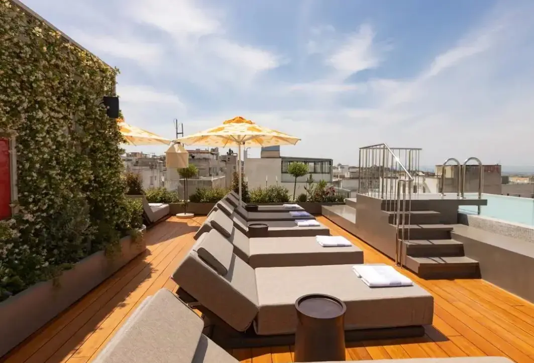 Basen w hotelu Hotel Adia Aluma Athens, Curio Collection by Hilton
