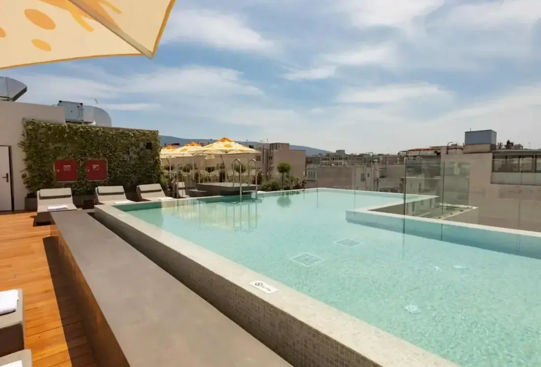 Basen w hotelu Hotel Adia Aluma Athens, Curio Collection by Hilton