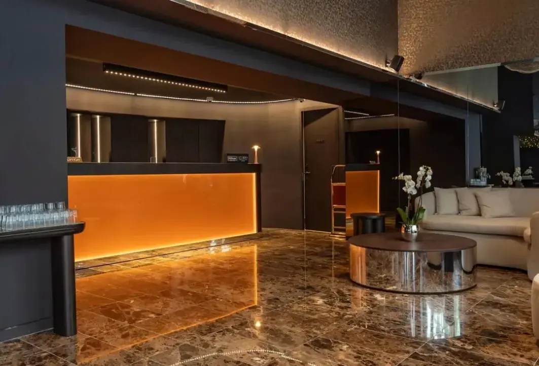 Lobby hotelu Hotel Adia Aluma Athens, Curio Collection by Hilton